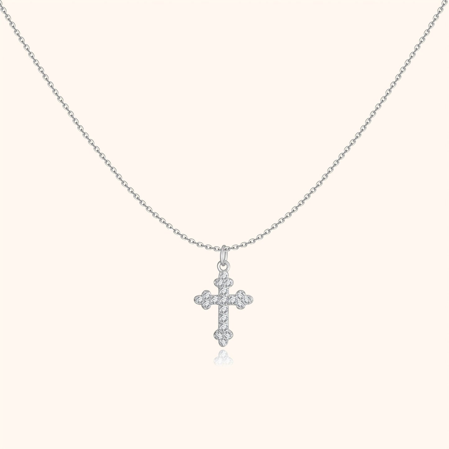 Silberne Halskette mit Kreuzanhänger, verziert mit Zirkonia-Steinen, eleganter Schmuck.