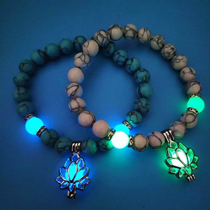 Leuchtende Armband-Set mit Lotus-Anhänger, blau-weiße Perlen, Schmuck für Damen.
