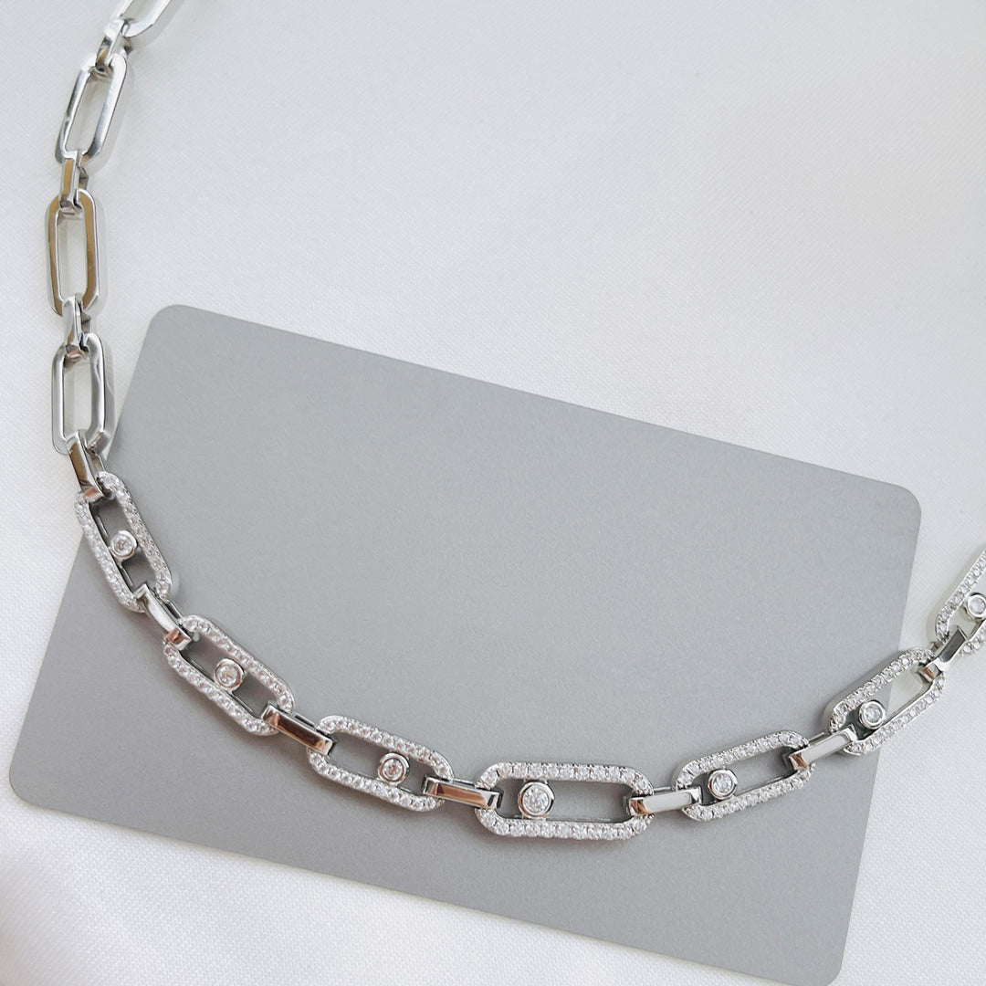 Luxuriöse silberne Halskette mit Diamantbesatz, elegantes Design, Schmuck für Damen.