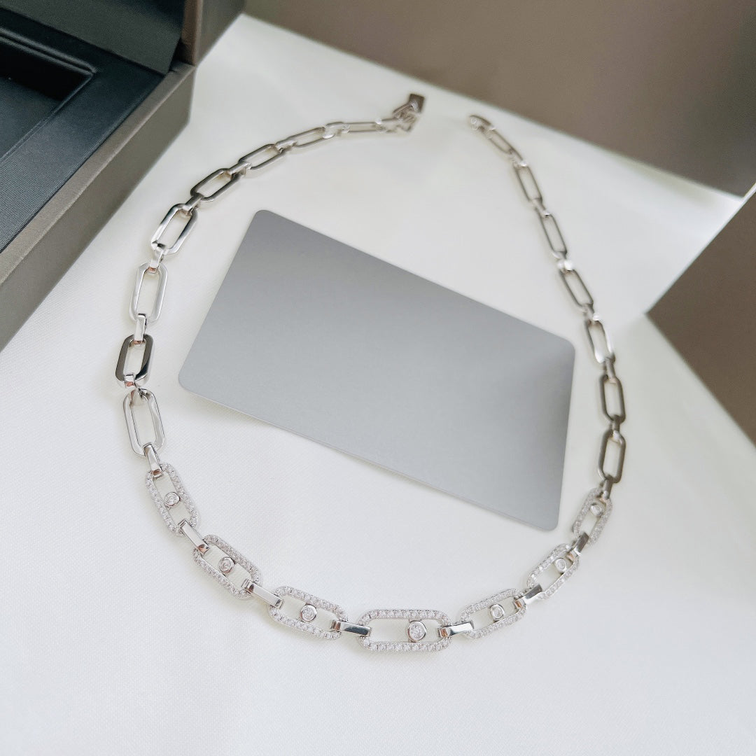 Luxuriöse silberne Halskette mit rechteckigen Gliedern, elegantes Schmuckdesign.