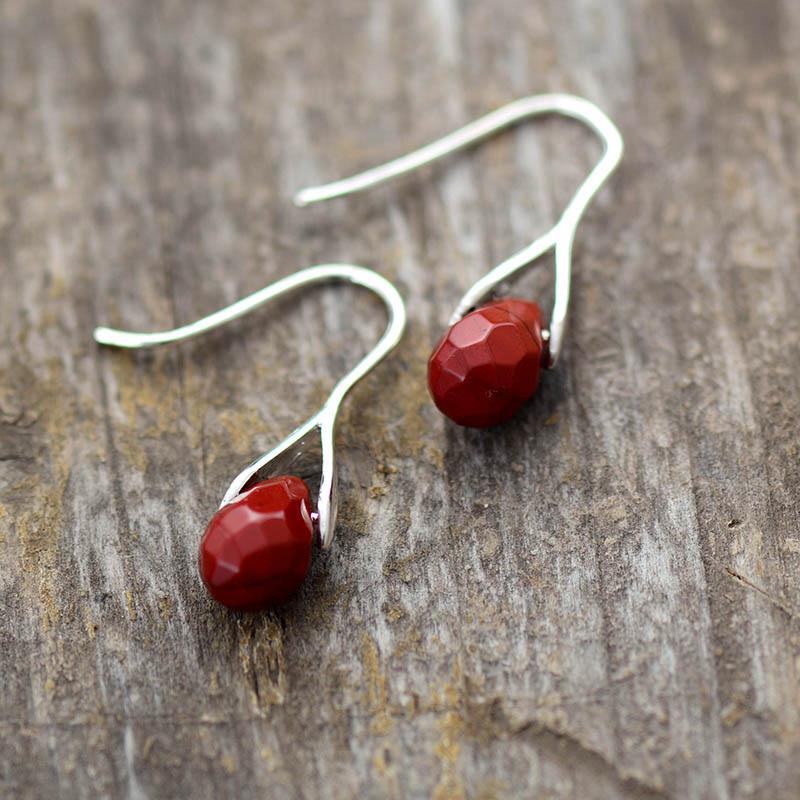 Rote Jaspis-Ohrringe, natürliche Steine, eleganter Schmuck für Damen, Tropfenform.