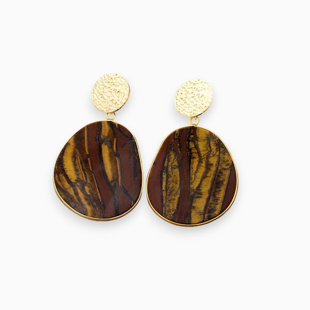 Goldene Ohrringe mit braunem Tigerauge-Muster, eleganter Schmuck, modisches Accessoire.