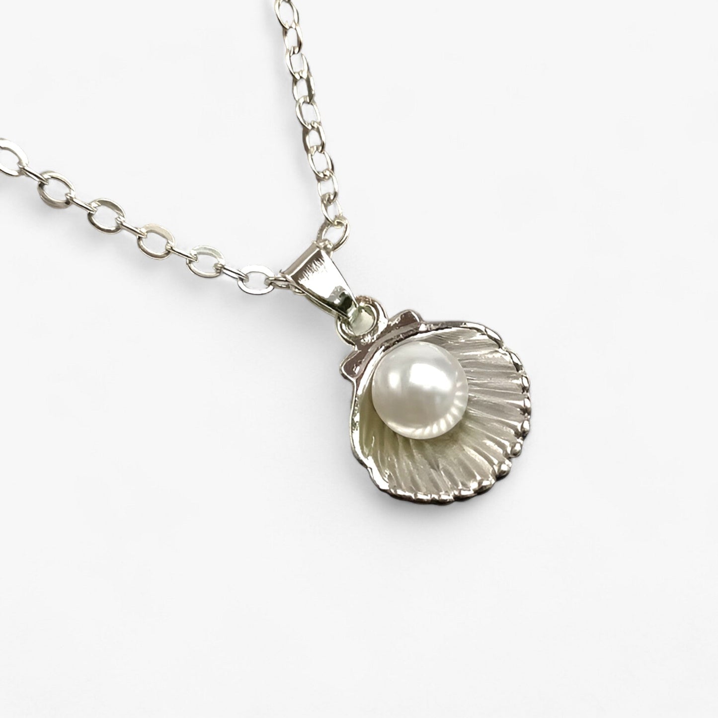 Silberne Muschelkette mit Perlenanhänger, eleganter Schmuck, Damenaccessoire, Geschenkidee.