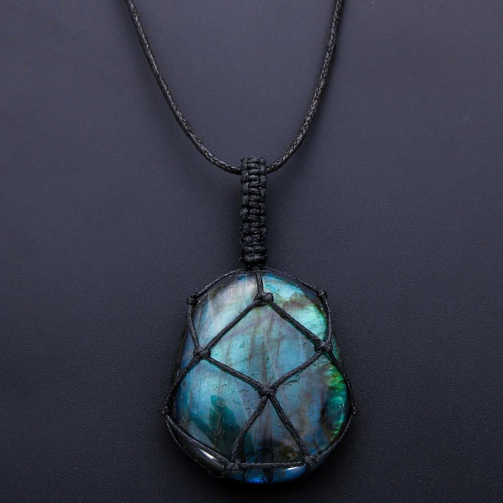 Labradorit-Anhänger mit schwarzem Makramee, handgefertigter Schmuck, schimmernder Edelstein.
