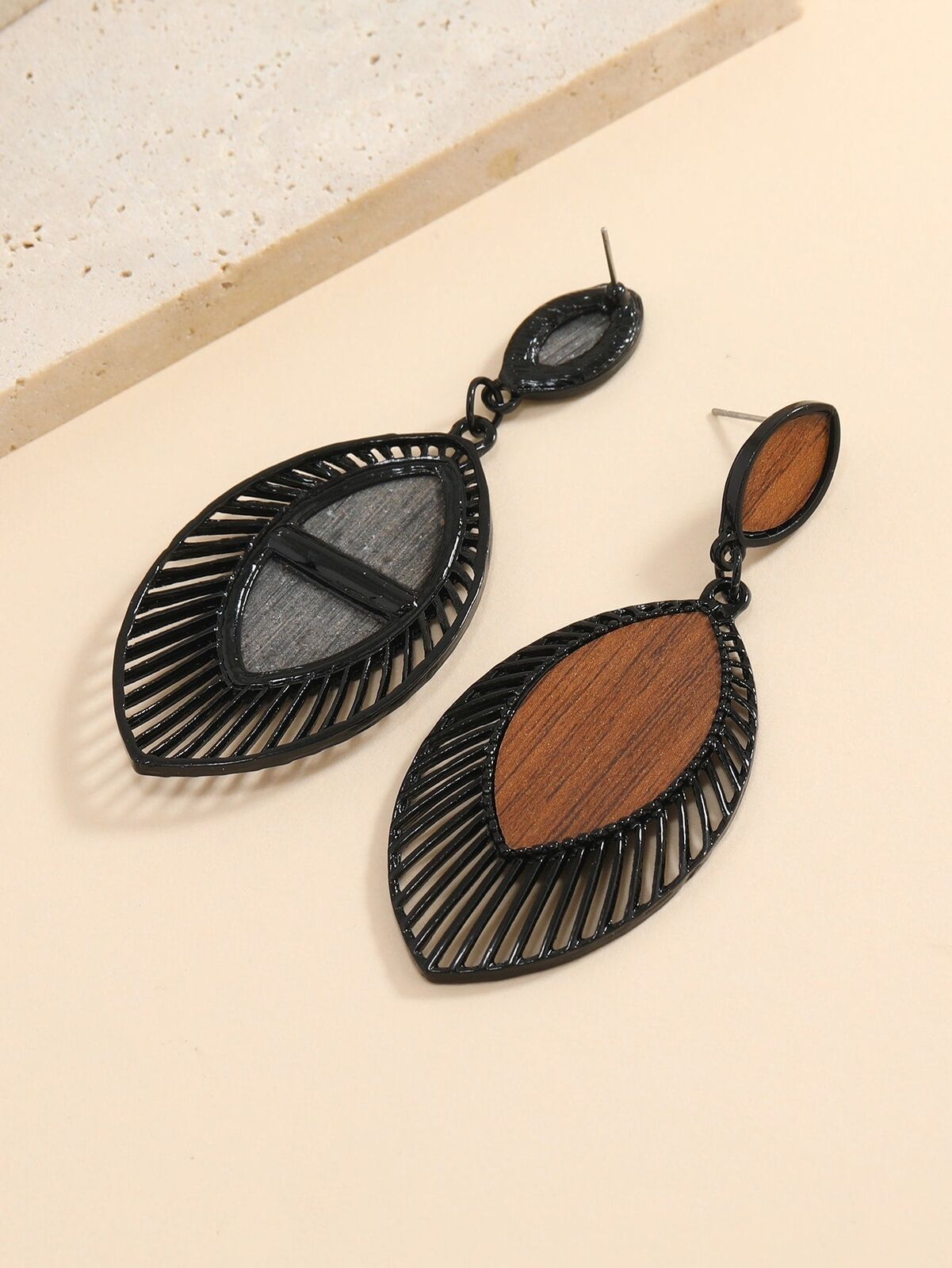 Schwarze und holzfarbene Ohrringe, geometrisches Design, modisch, Damenaccessoire.