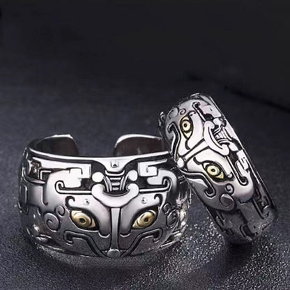Silberne Ringe mit Tribal-Muster und gelben Augen, Schmuckdesign, Edelstahl, Herrenmode.