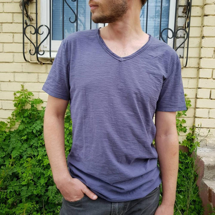 Let hør T-shirt med V-hals til herrer – åndbar & sommerlig – Thilo