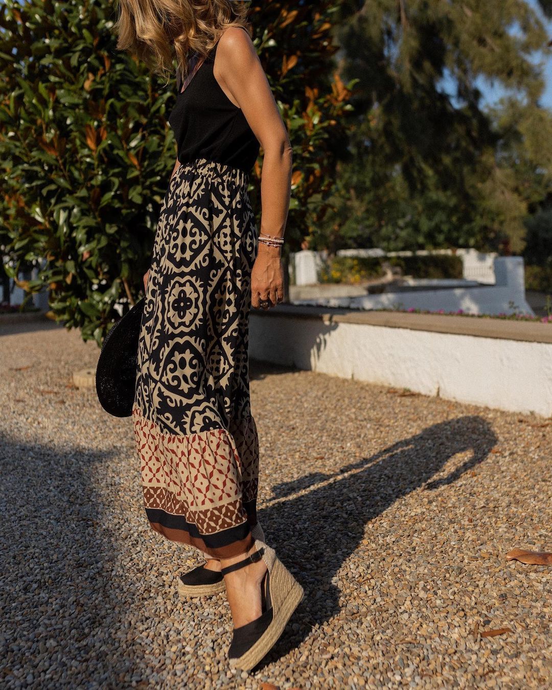 Printet boho maxi-nederdel med flydende snit og frynser – Yalina