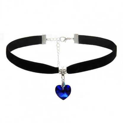 Schwarzer Samt-Choker mit blauem Herzanhänger, vintage Gothic-Stil, modisches Accessoire.