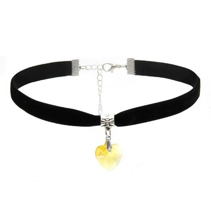 Schwarzer Samt-Choker mit gelbem Herzanhänger, gotischer Stil, modisches Accessoire.