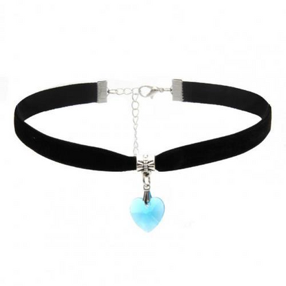 Schwarzer Samt-Choker mit blauem Herzanhänger, gotischer Stil, modisches Accessoire.