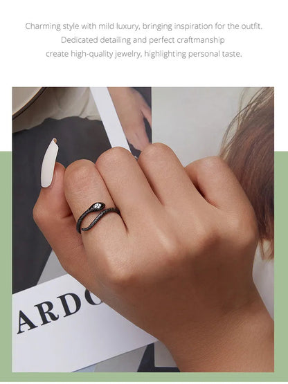 Hand mit schwarzem Ring, ovaler Stein, elegantes Schmuckdesign, stilvoller Look.