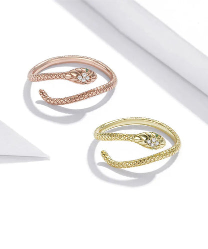 Zwei elegante Schlangenringe in Gold und Roségold mit Diamanten auf weißem Hintergrund.