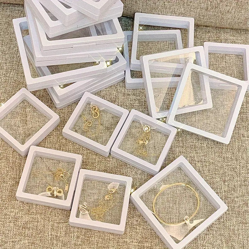 Weiße Schmuckaufbewahrungsboxen mit transparentem Deckel, stapelbar, für Armbänder und Ohrringe.