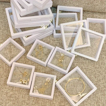 Weiße Schmuckaufbewahrungsboxen mit transparentem Deckel, stapelbar, für Armbänder und Ohrringe.