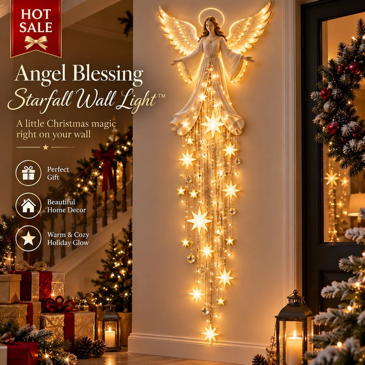 Oplyst engel med vinger og glorie på væggen i en entré, med lange stjernestrenge og julepynt omkring, i en reklamegrafik. 1