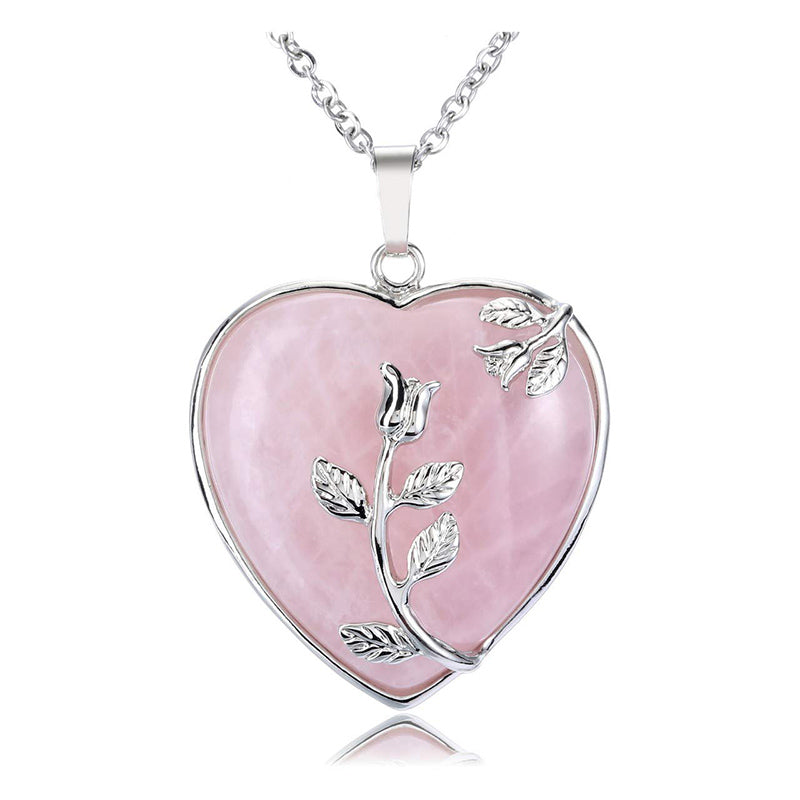 Herzförmiger Rosenquarz-Anhänger mit Silberkette und Blumenmotiv, eleganter Schmuck.