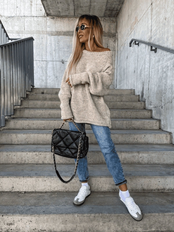 Løst strikket dametrøje med off-shoulder design – Amira