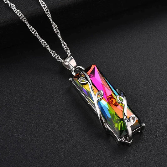 Regenbogenfarbener Kristallanhänger mit silberner Kette, eleganter Schmuck für Damen.