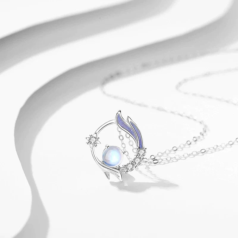 Silberne Halskette mit Mondstein-Anhänger, elegantes Design, Damen-Schmuck, Geschenkidee.