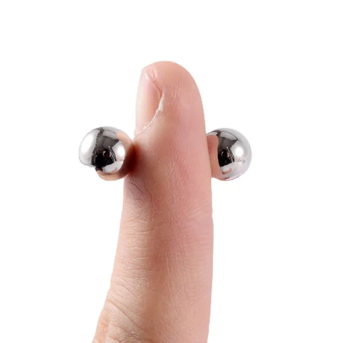 Pegefinger holdes op med en blank magnetkugle på hver side af fingerspidsen, så magnetens greb ses. 7