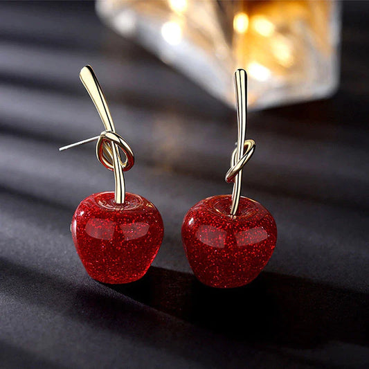 Rote Apfel-Ohrringe aus Glas mit goldfarbenem Stab, modisches Schmuckdesign.