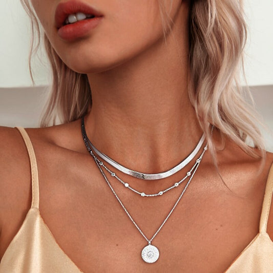 Frau mit drei silbernen Halsketten, Anhänger, modisch, eleganter Schmuck, Nahaufnahme.