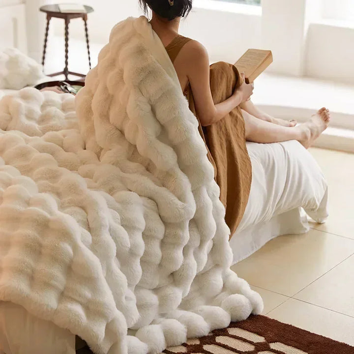 Bærbart fluffy tæppe i imitationspels - VeluLuxe
