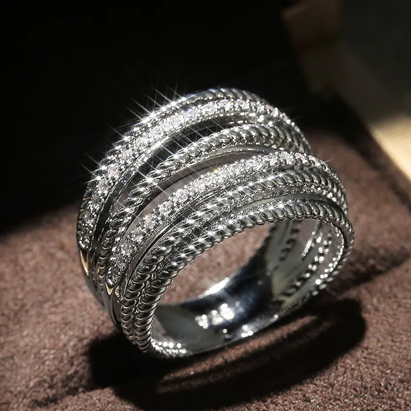 Silberner Damenring mit funkelnden Zirkonia-Steinen, elegantes Schmuckdesign, Geschenkidee.