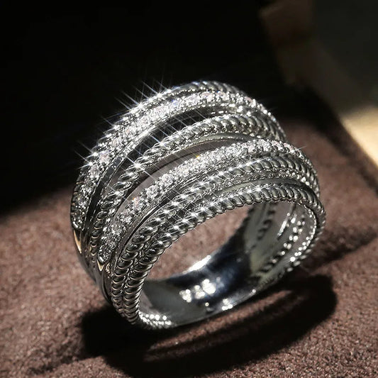 Silberner Damenring mit funkelnden Zirkonia-Steinen, elegantes Schmuckdesign, Geschenkidee.