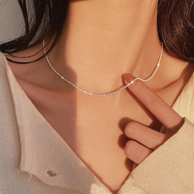Dünne Silberkette Damen, minimalistisches Design, eleganter Schmuck, modisch, Alltagsaccessoire.