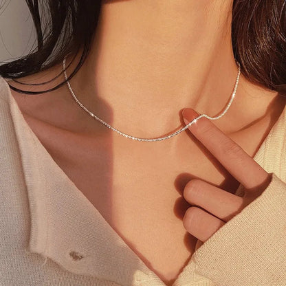 Dünne Silberkette Damen, minimalistisches Design, eleganter Schmuck, modisch, Alltagsaccessoire.