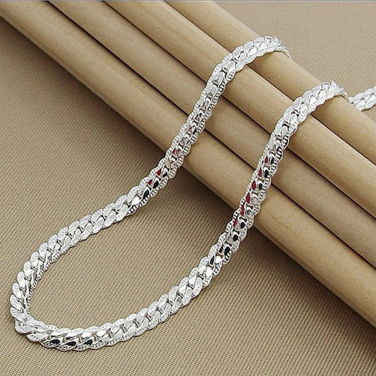 Silberne Halskette, flach, glänzend, elegantes Design, Schmuck für Damen, modisch.