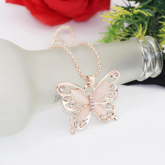 Schmetterling Anhänger Halskette, goldfarben, mit Strasssteinen, eleganter Schmuck, Damenaccessoire.