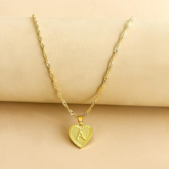 Goldene Herz-Halskette mit Buchstabe A, gedrehtes Kettendesign, eleganter Schmuck für Damen.