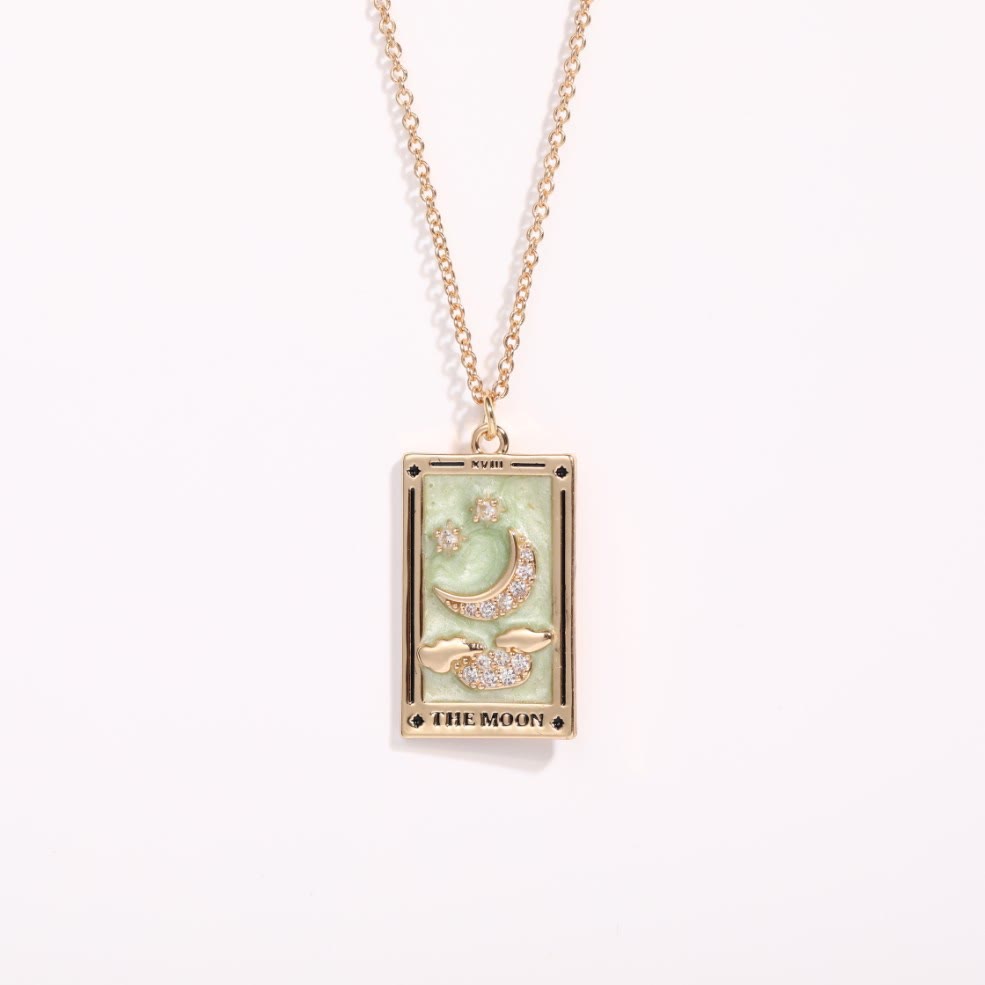 Goldene Halskette mit Tarot-Anhänger, Mondmotiv, grün, funkelnde Details, Damen-Schmuck.
