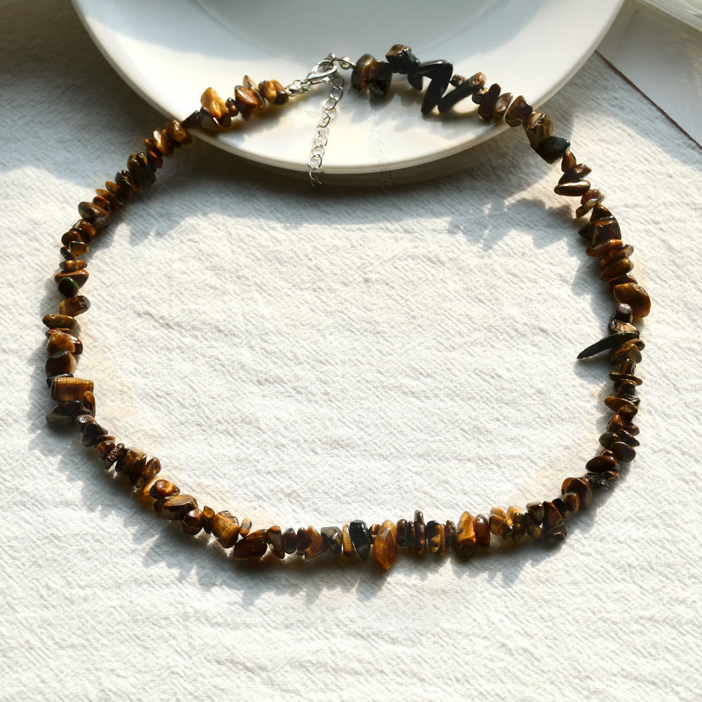 Tigerauge-Halskette, braun, Naturstein, handgefertigt, Schmuck, Damen, auf weißem Hintergrund.