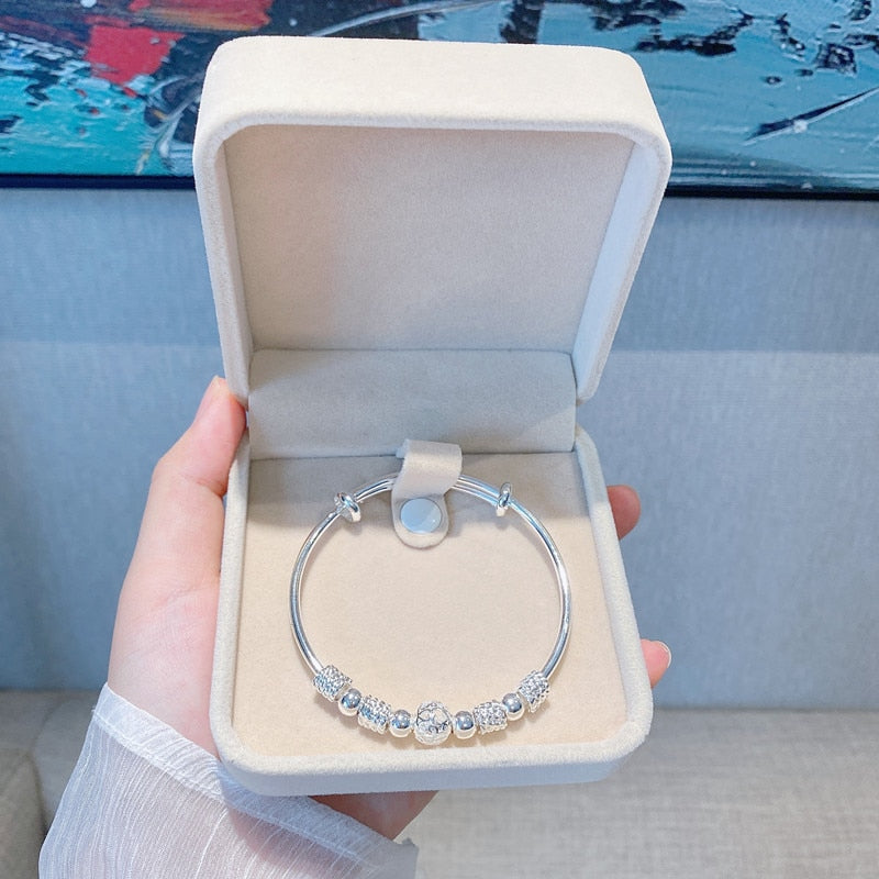 Silbernes Armband mit Perlen in Schmuckschatulle, elegantes Design, Geschenkidee.