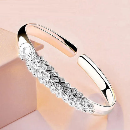 Silberner Armreif mit Pfauenmotiv, elegantes Design, Schmuck für Damen, Geschenkidee.