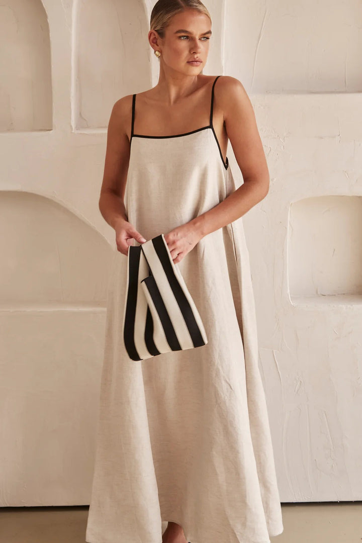 Beige sommerkjole med feminint silhuet – Isara