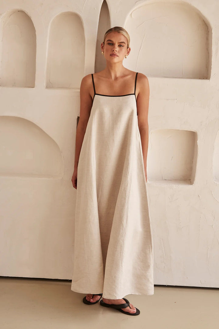 Beige sommerkjole med feminint silhuet – Isara