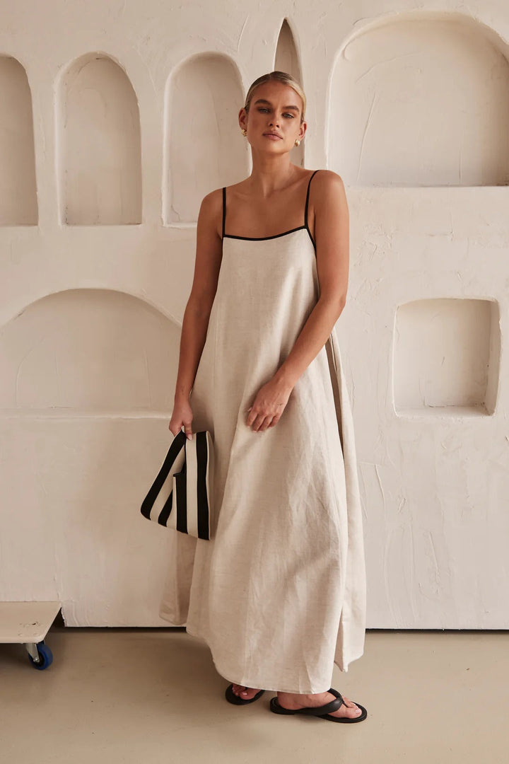 Beige sommerkjole med feminint silhuet – Isara