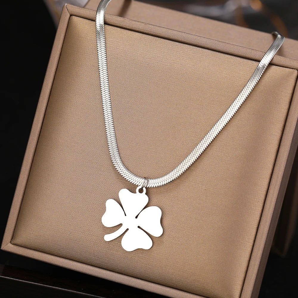 Silberne Halskette mit Kleeblatt-Anhänger, Schmuck, Geschenk, Glücksbringer, Damenaccessoire.