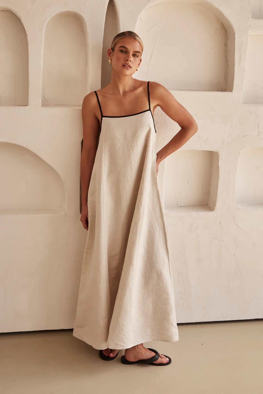 Beige sommerkjole med feminint silhuet – Isara