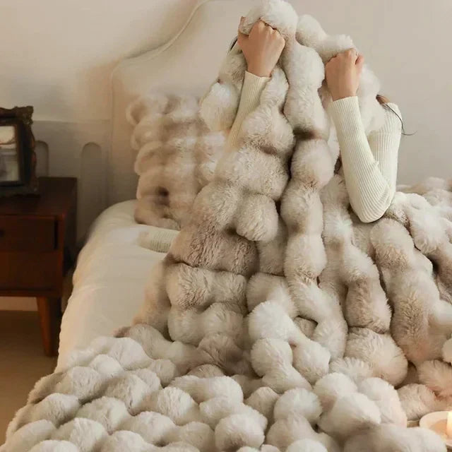 Bærbart fluffy tæppe i imitationspels - VeluLuxe