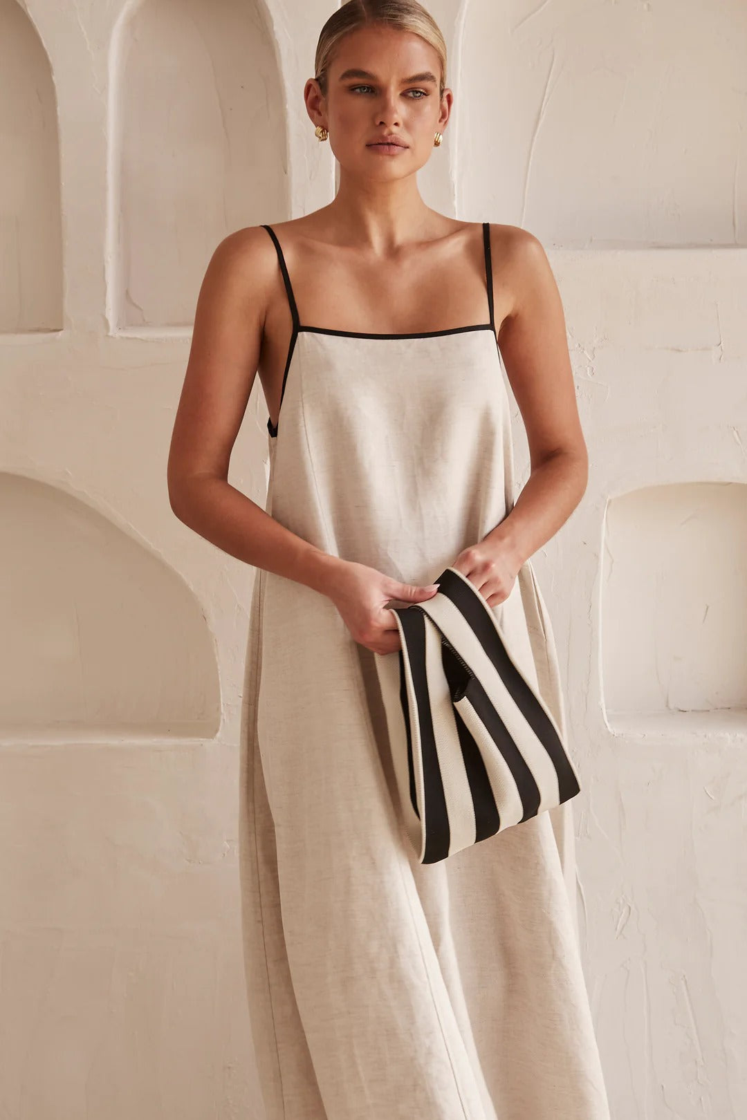 Beige sommerkjole med feminint silhuet – Isara