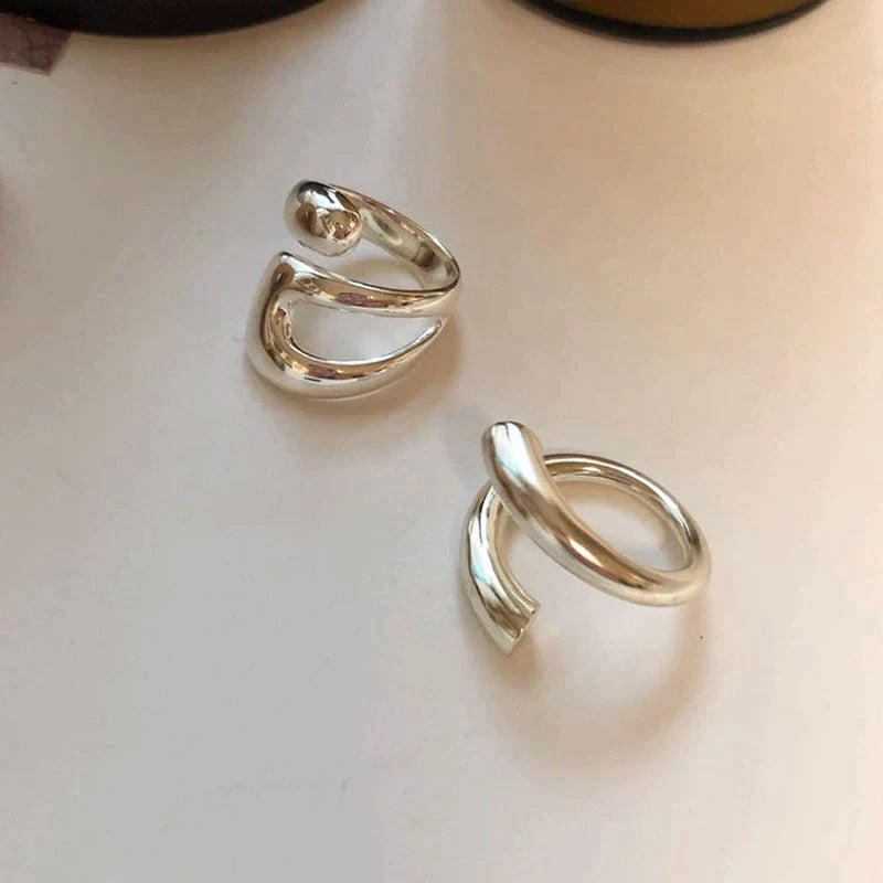 Silberne, minimalistische, offene Ringe, modern, Schmuckdesign, elegantes Accessoire.