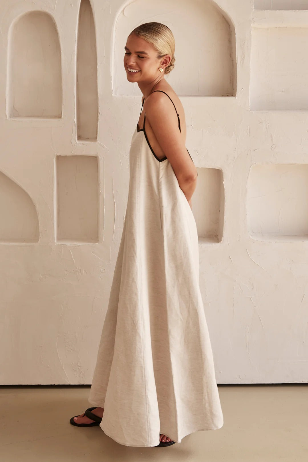 Beige sommerkjole med feminint silhuet – Isara