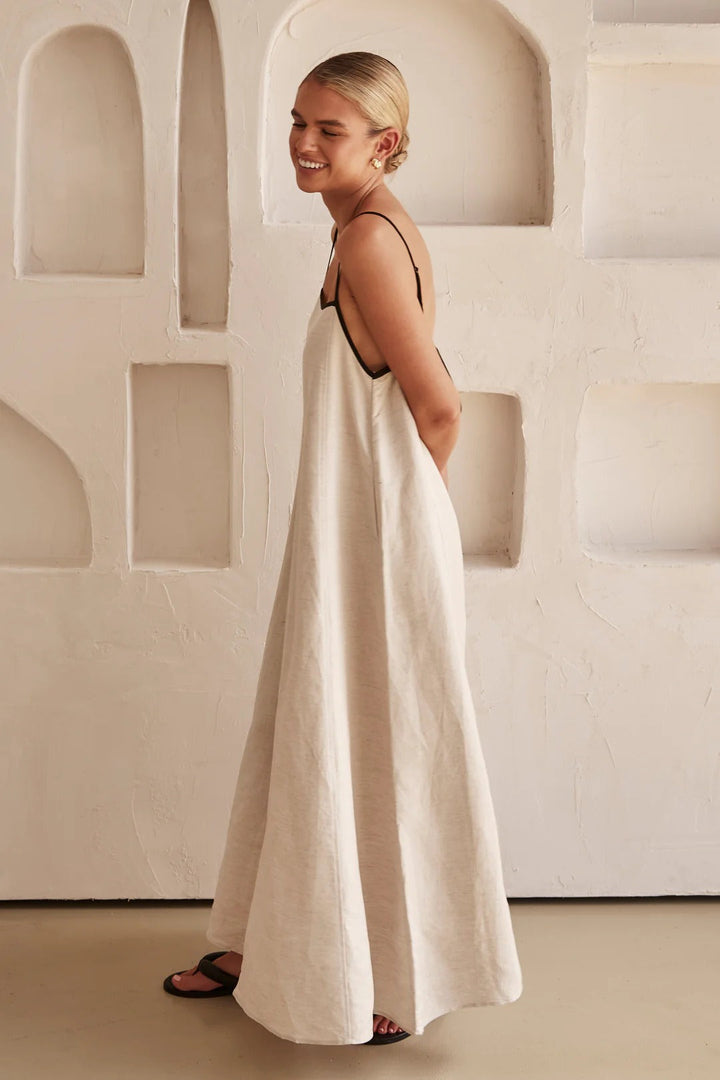 Beige sommerkjole med feminint silhuet – Isara