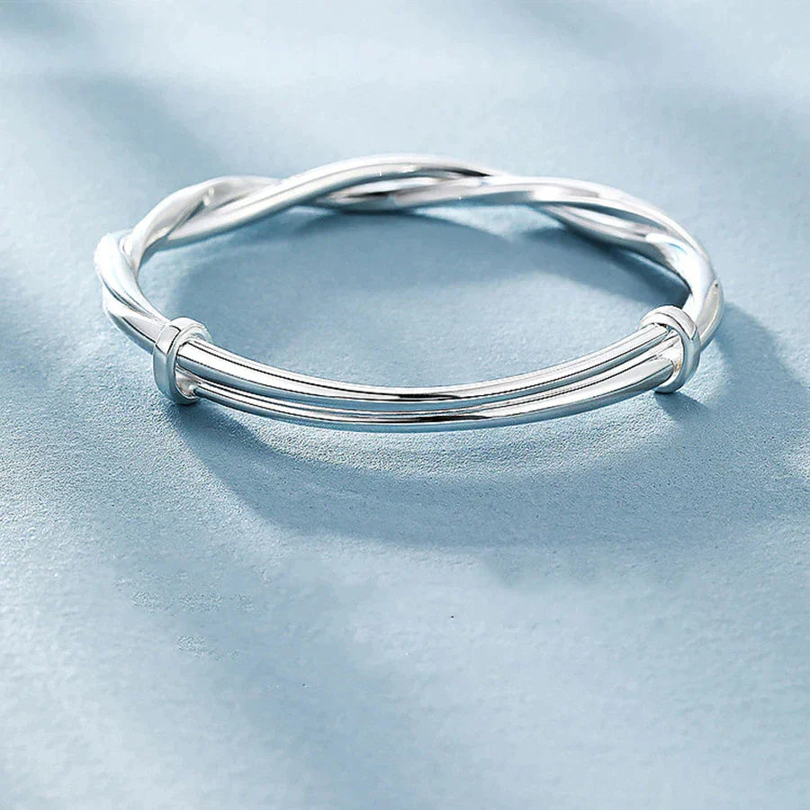 Silberarmband, gedrehtes Design, eleganter Schmuck, Damenaccessoire, Geschenkidee, modisch